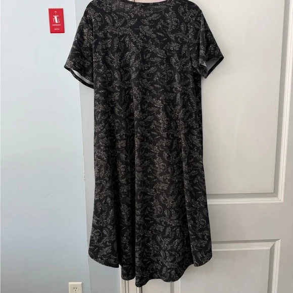 Elegant Black and Gold Patterned Dress - Picture 2 of 2